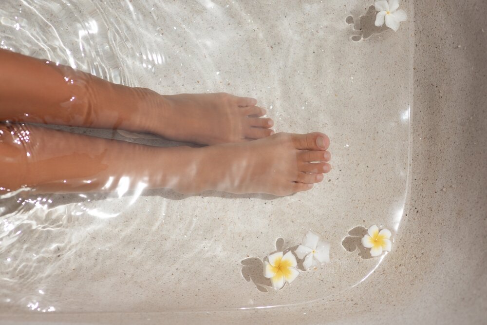 花が浮かんだお風呂に入っている女性の写真