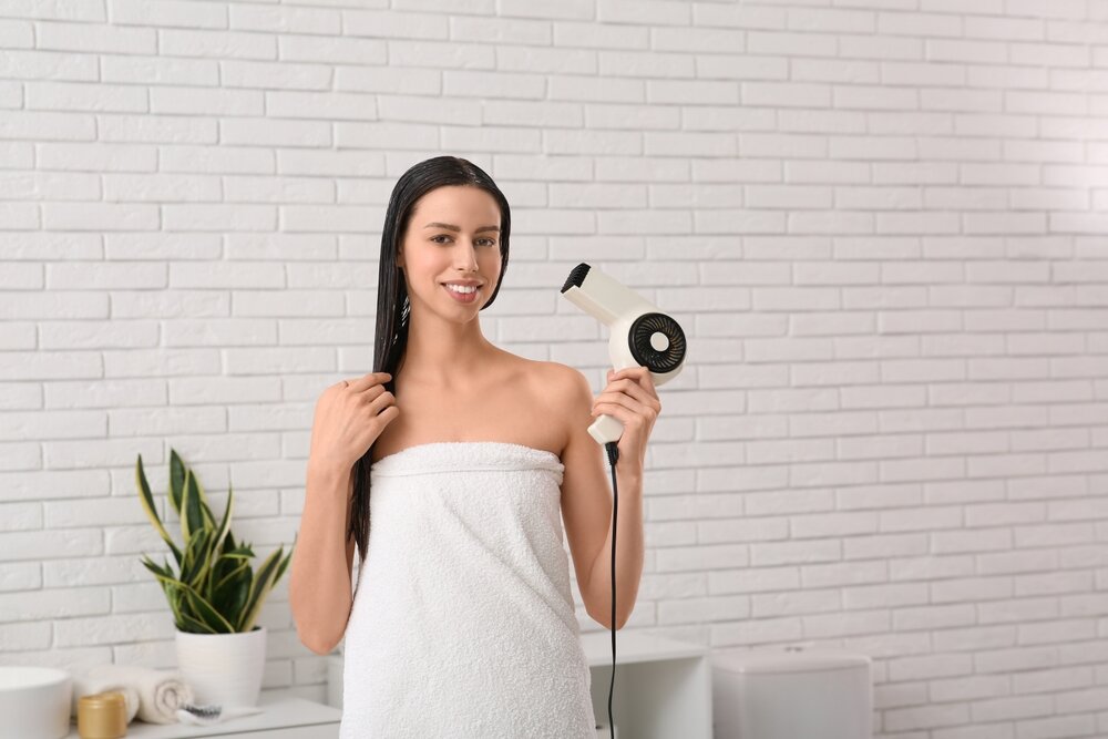 ドライヤーをしている女性の写真