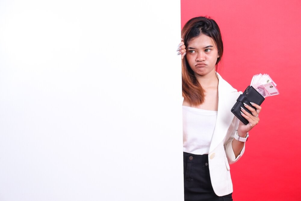 お財布を持った女性の写真