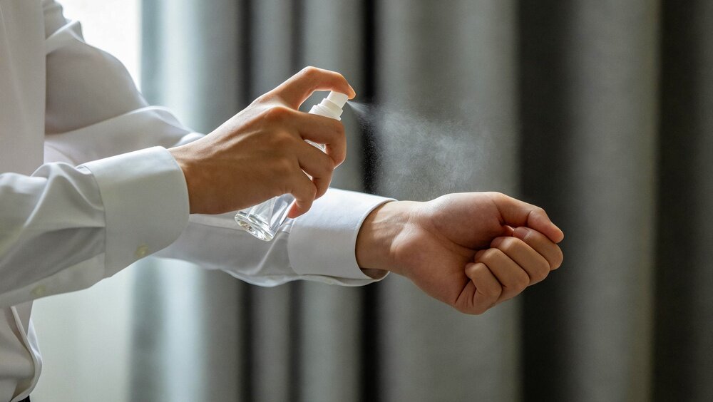 香水をつける男性の手元
