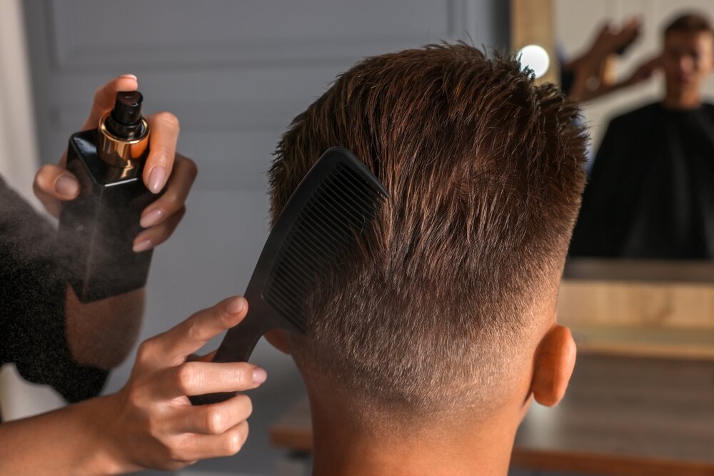 ヘアスプレーと男性