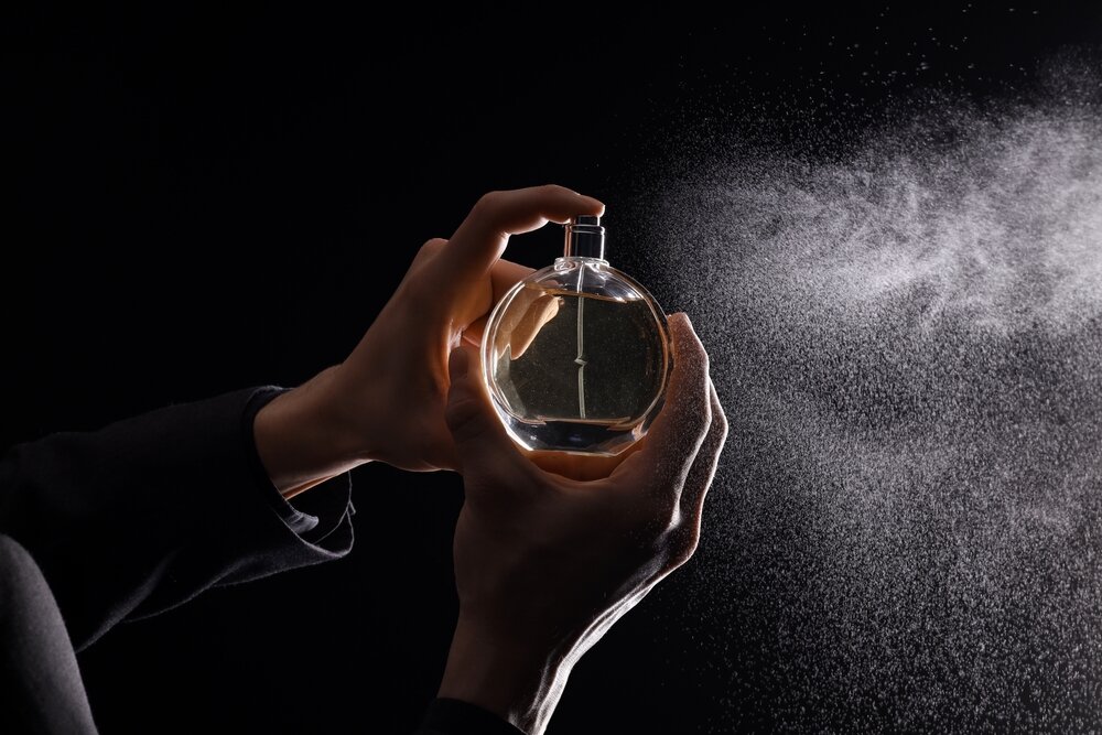 香水を噴射する瞬間