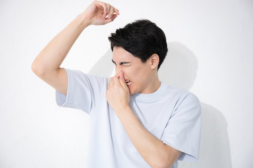 体臭を気にする男性
