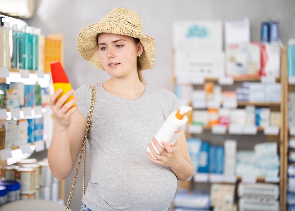 どの日焼け止めを買うか悩んでいる女性の写真
