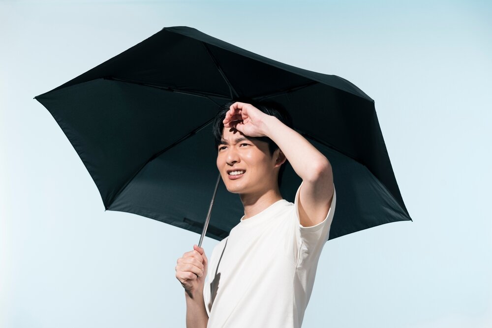 日傘をさす男性