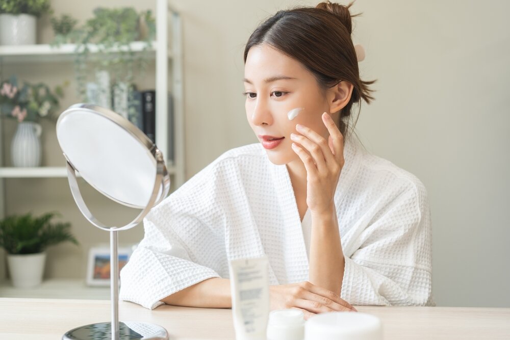 スキンケアする女性