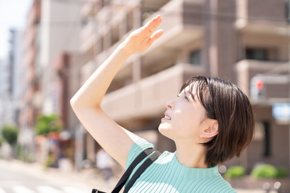 まぶしがる女性