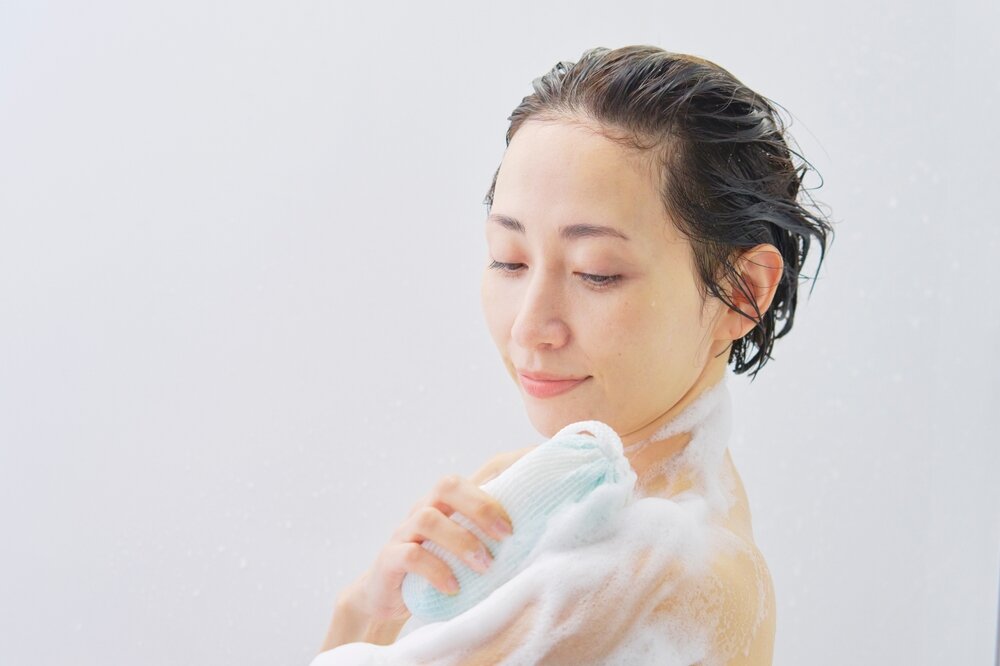 シャワーに入る女性