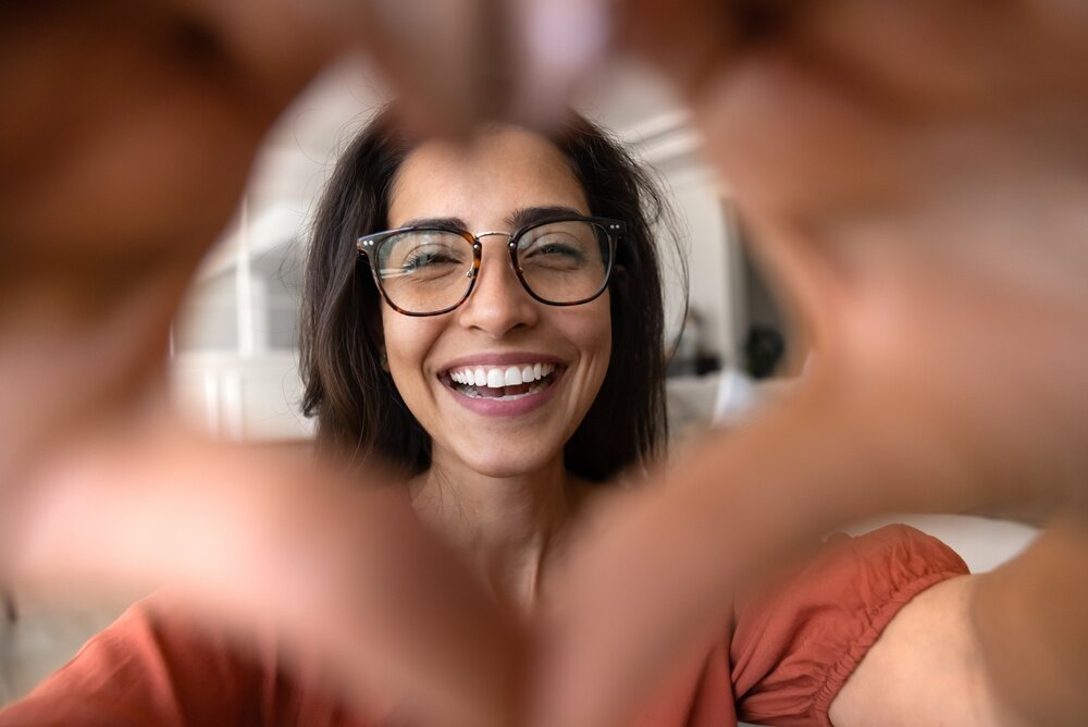 ハートマークをしている女性の写真
