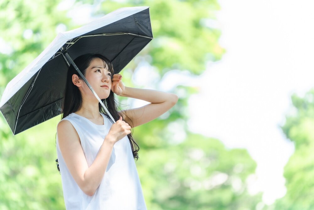 日傘をさす女性
