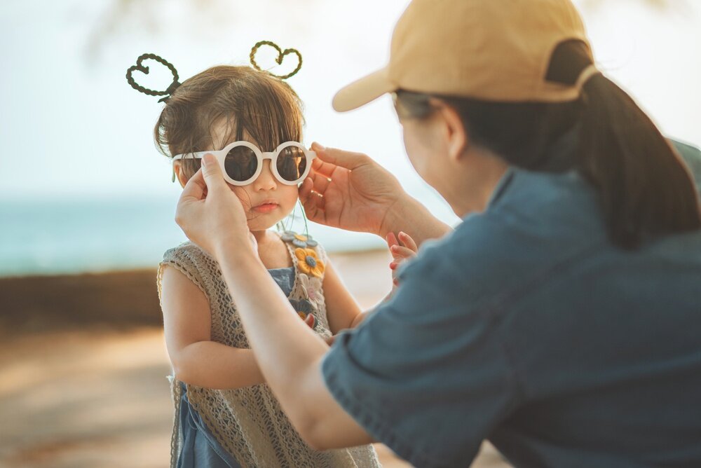 サングラスをかける子ども