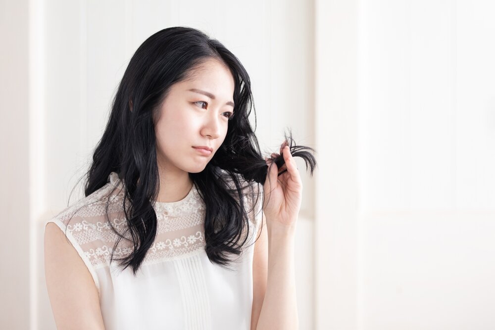髪を触る女性