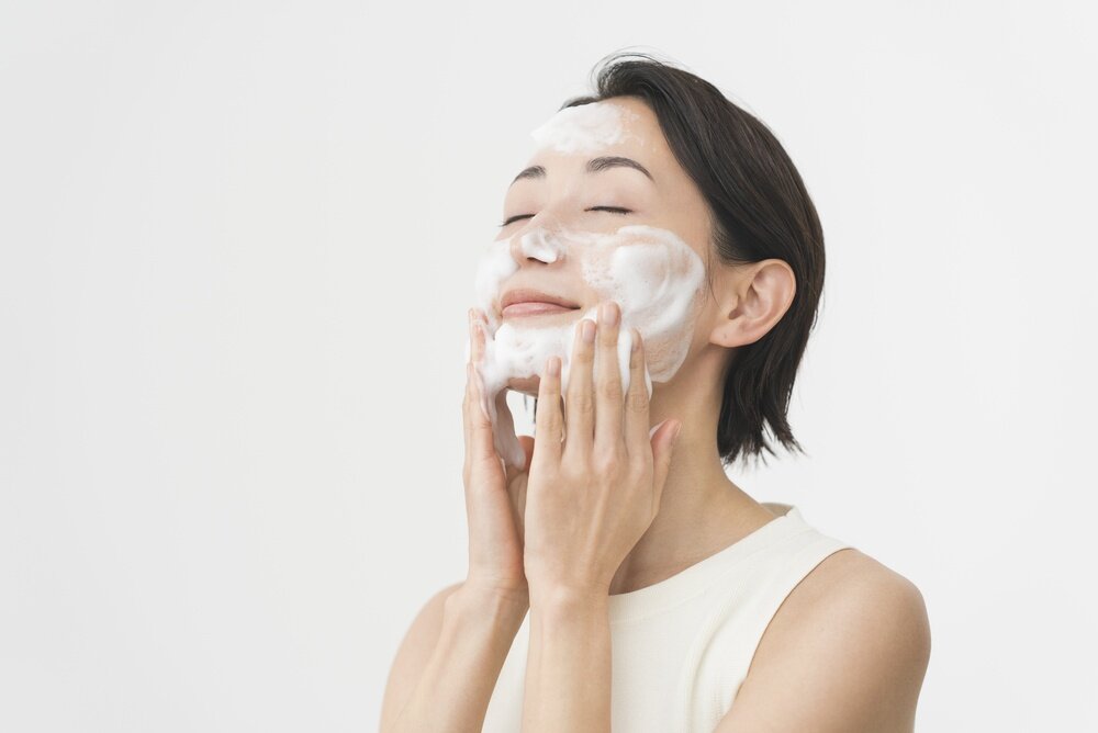 洗顔をしている女性の写真