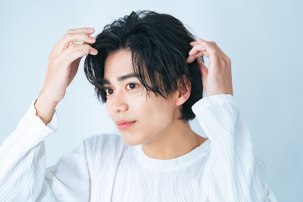 軽くパーマがかかった男性の写真