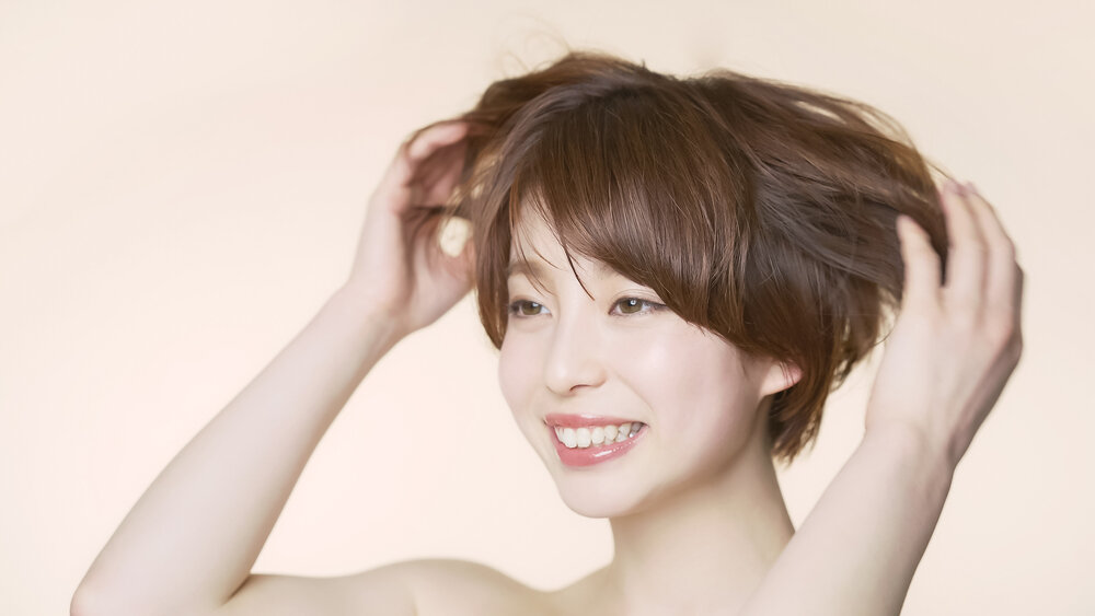 ショートカットのふんわりとした髪の毛の女性の写真