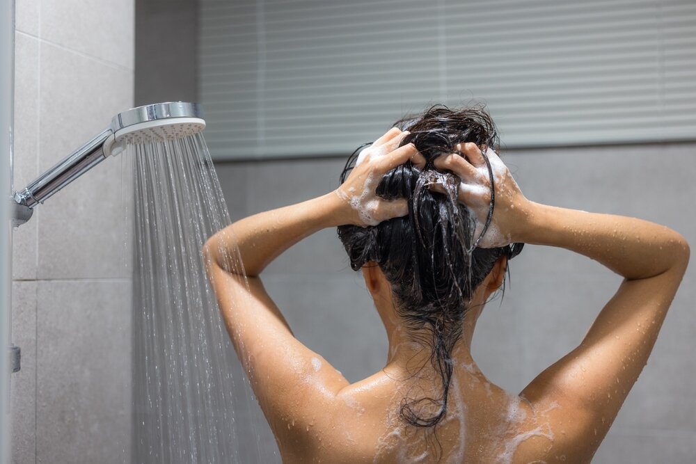 シャンプーをしている女性の写真