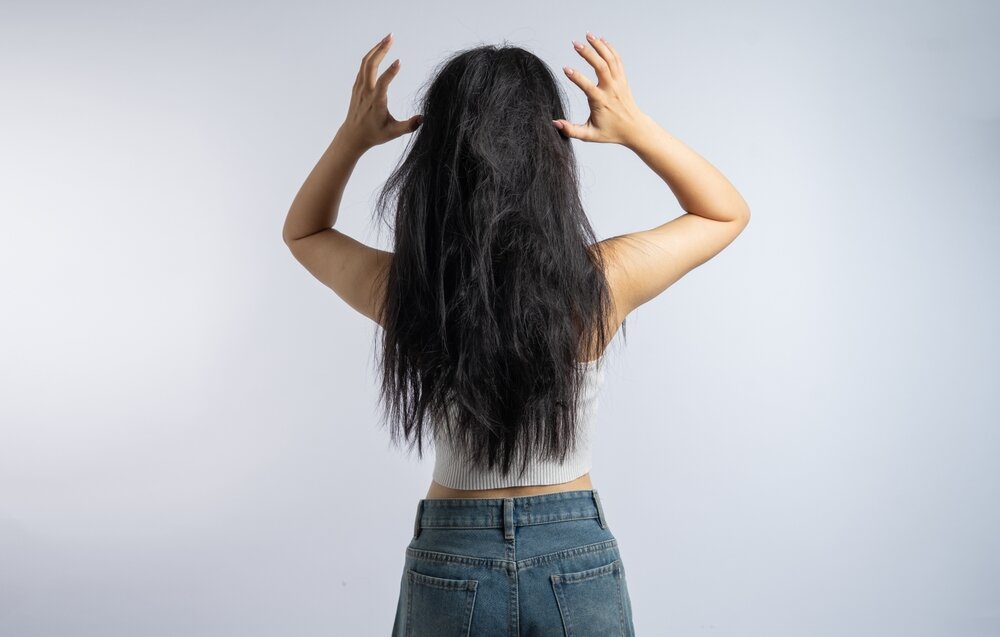 髪がからまっている女性の後ろ姿の写真