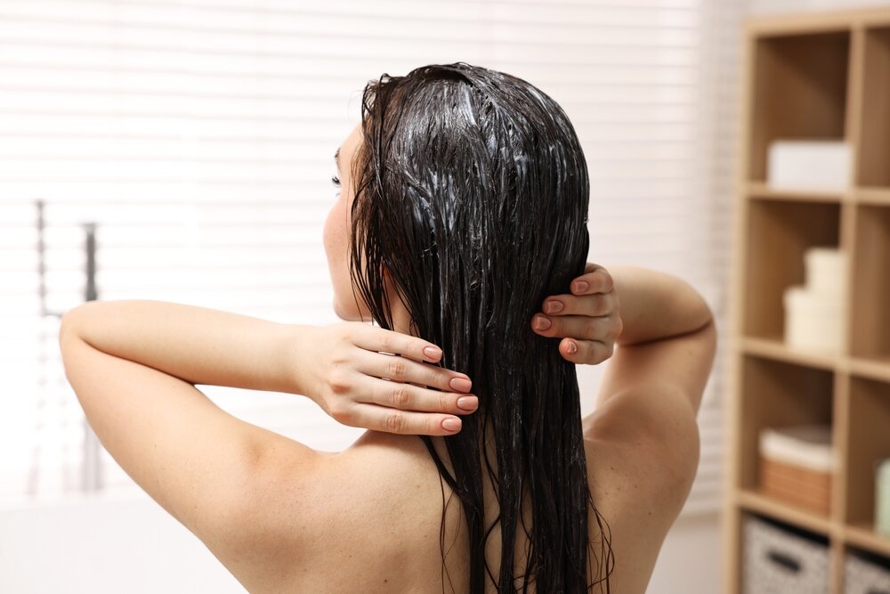 髪にヘアマスクをつけている女性の写真