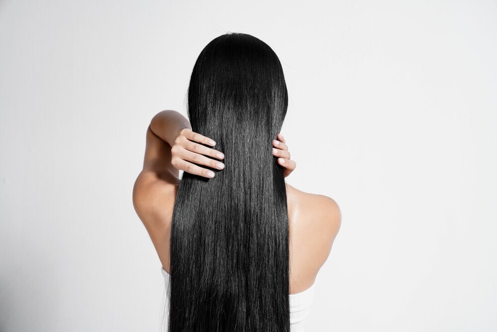 長い黒髪ストレートの人の後ろ姿の写真