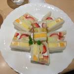 京都タカシマヤ地階　「ホソカワ」のフルーツサンドはジューシーで美味しすぎ！【イートインあり】