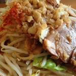 進化を遂げた中毒になる二郎系！伏見駅スグの行列店「ラーメン荘 地球規模で考えろ」