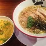 丹波口　人気ラーメン店による１日限定コラボ、鶏のうまみ溢れる「頑神拳」【ラーメン】