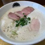 【話題】ふわふわの泡系ラーメンがクリーミーで女性にもおすすめ！「らーめん　みやび」