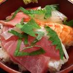 ネタたっぷりのまぐろ鉄火丼はなんと５００円！コスパ抜群の海鮮丼！まぐろ直売店の「再来」【グルメ】