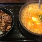 新堀川　焼肉やる気が運営。ぐっつぐつのスン豆腐「カルビ丼とスン豆腐の専門店の韓丼　本店」