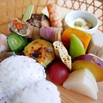 シーズン到来！！鴨川の床で、美しい京料理が詰まった名物かご盛り弁当を♡「京料理あと村」