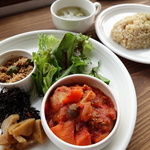 水辺が気持ちの良い季節！！鴨川を眺めながら、心と体が喜ぶお料理を～♪「Veg Out（ベグアウト）」