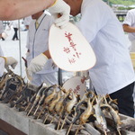 【京都の風物詩】シーズン到来を告げる若鮎の大試食会！！「嵐山若鮎祭」