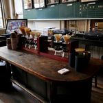 繁華街の中心に小学校の風情をそのまま残した和みカフェ「トラベリング コーヒー」