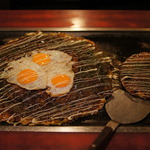 【話題！】鉄板からはみ出る巨大お好み焼き！地元愛され、お好み焼き店「テッペン。」