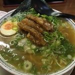 コラーゲンたっぷり！名物のプルプル、牛すじラーメン「三興飯店」