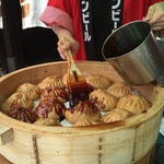 【祇園祭限定フード】しみしみのタレがうまい！行列ができるほど名物のしみだれ豚饅！！「膳處漢ぽっちり」【四条烏丸】