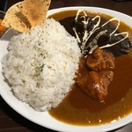 ２色の個性派カレーがコクたっぷりでうまい！四条烏丸エリアで人気上昇中「カラクサカレー」
