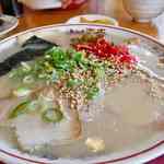 博多本店の正統派！コシヒカリのご飯はおかわり自由！「博多ラーメン　赤のれん」