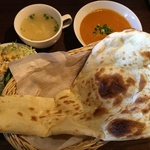 ボリューミーな焼きたてナンとスパイシーカレーが美味しい！異国情緒たっぷり！伏見駅高架下「南国電波」