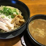 鶏豚骨ベースの濃厚ラーメンが目玉！チャーハンはビックリの280円！「らーめんトリトン 深草店」