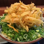ネギ入れ放題と打ちたてのシコシコうどんにハマル！1日は釜揚げ半額！「讃岐釜揚げうどん丸亀製麺　京都伏見店」