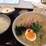 夏場はコラーゲンぷるぷるの冷しラーメン必食！女性店主がつくるカラダにやさしい飲茶中華ランチセット！！「風枝」【四条烏丸】