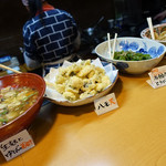 京野菜など旬の食材を使ったおばんざいがカウンターにずらりと並ぶ！「京のおばんざい わらじ亭」