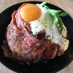 ローストビーフ丼・レア牛かつ丼、必食の肉ランチが勢揃い！盛り上がる京都駅エリアの新店「ステーキ&ワイン 肉バル GINJIRO jr.」