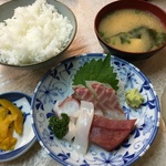 市場で新鮮な刺身をお腹いっぱい食べる！コスパ抜群のホッコリ食堂「割烹マキノ」