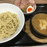 伏見稲荷の新名物？！グツグツ濃厚つけ麺にゲンコツサイズの唐揚げ！「ラー麺 陽はまた昇る」