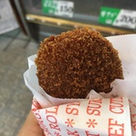 精肉店の手作りコロッケは別格の美味しさ！揚げたてホクホク！寺町美術通の「お肉の専門店 オカダ」