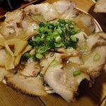 肉肉しいビジュアルの京都ラーメン！ニンニクのパンチが効いた豚骨醤油「桃花春（とうかしゅん）」