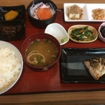 お刺身もついた焼き魚定食は500円という驚きのコスパ☆六地蔵の「さかなや」というお魚屋さん