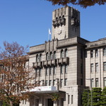 市役所は歴史を感じる建築物！週末はイベントで賑わう「京都市役所前広場」